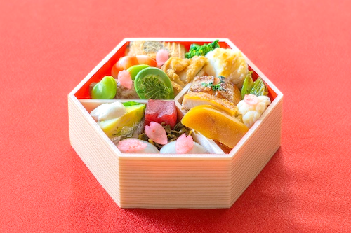 ミシュランスターに輝く日本料理「乃木坂しん」<br />30 種類以上の季節の食材をふんだんに盛り込んだ「お花見弁当」が登場！