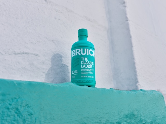 スコットランド・アイラ島の革新的なスコッチウイスキー「ブルックラディ ザ・クラシック・ラディ」が 10 年熟成にリニューアル